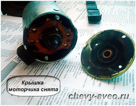 Откройте крышку моторчика и выньте якорь