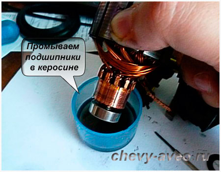 Промойте подшипник в керосине