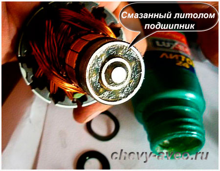 Смажьте подшипник