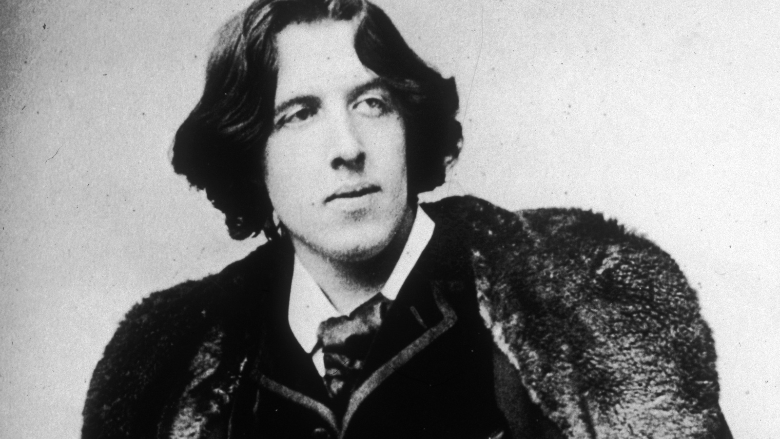 oscar wilde Directed by brian gilbert with stephen fry, jude law, vanessa redgrave, jennifer ehle the story of oscar wilde, genius, poet, playwright and the first modern man. oscar wilde Directed by brian gilbert with stephen fry, jude law, vanessa redgrave, jennifer ehle the story of oscar wilde, genius, poet, playwright and the first modern man.