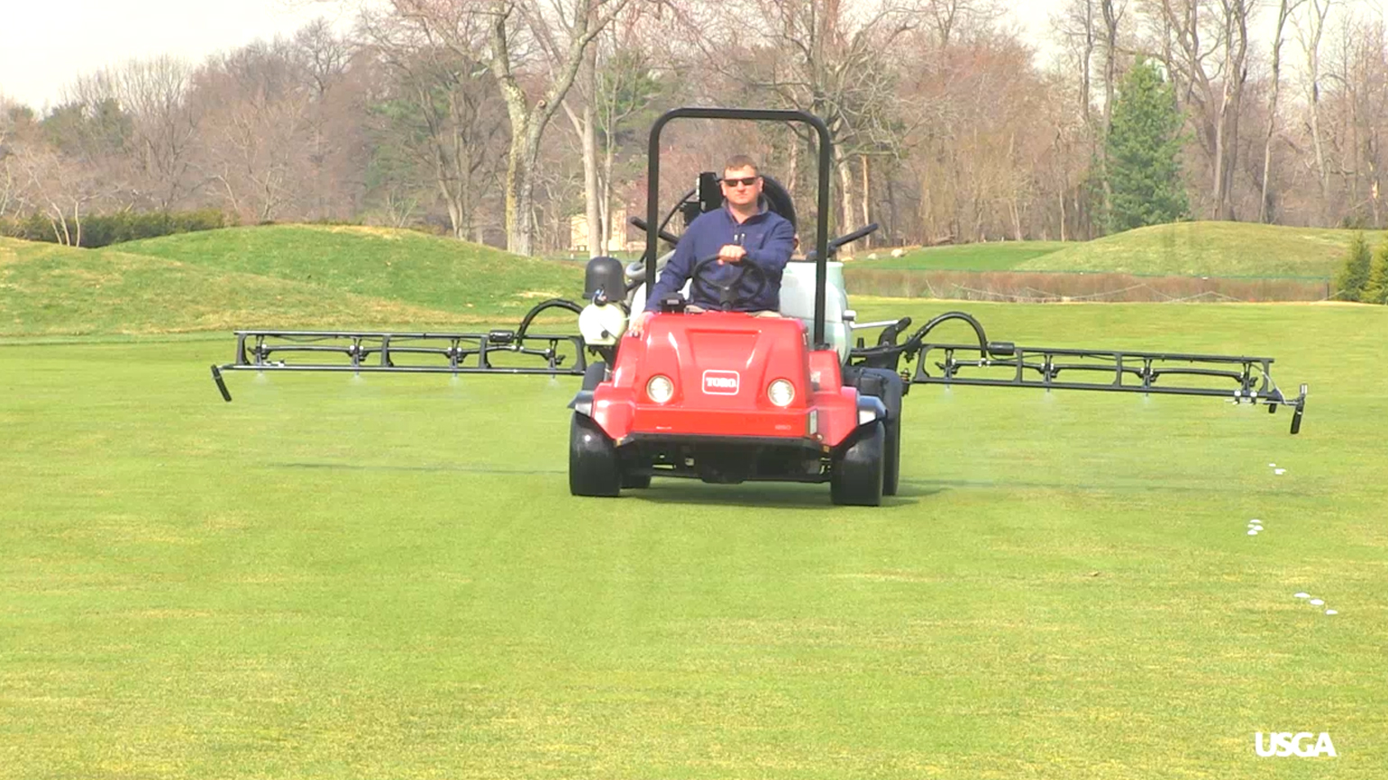 spraying golf greens overloop