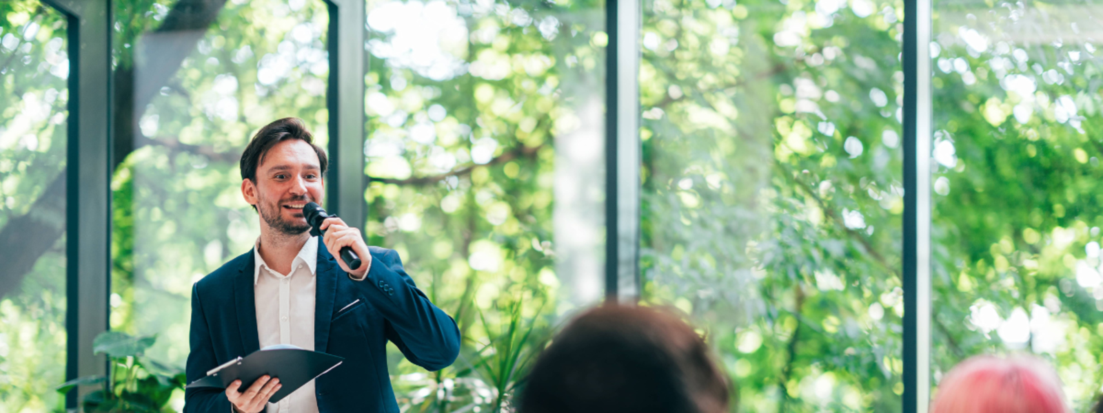 vezető munkahelyi köszöntő beszéd mondása közben