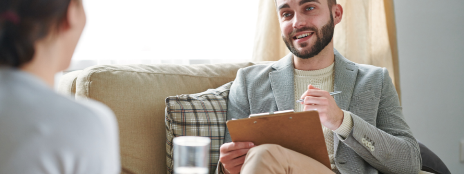 Egy munkapszichológus munka közben a munkavállalóval