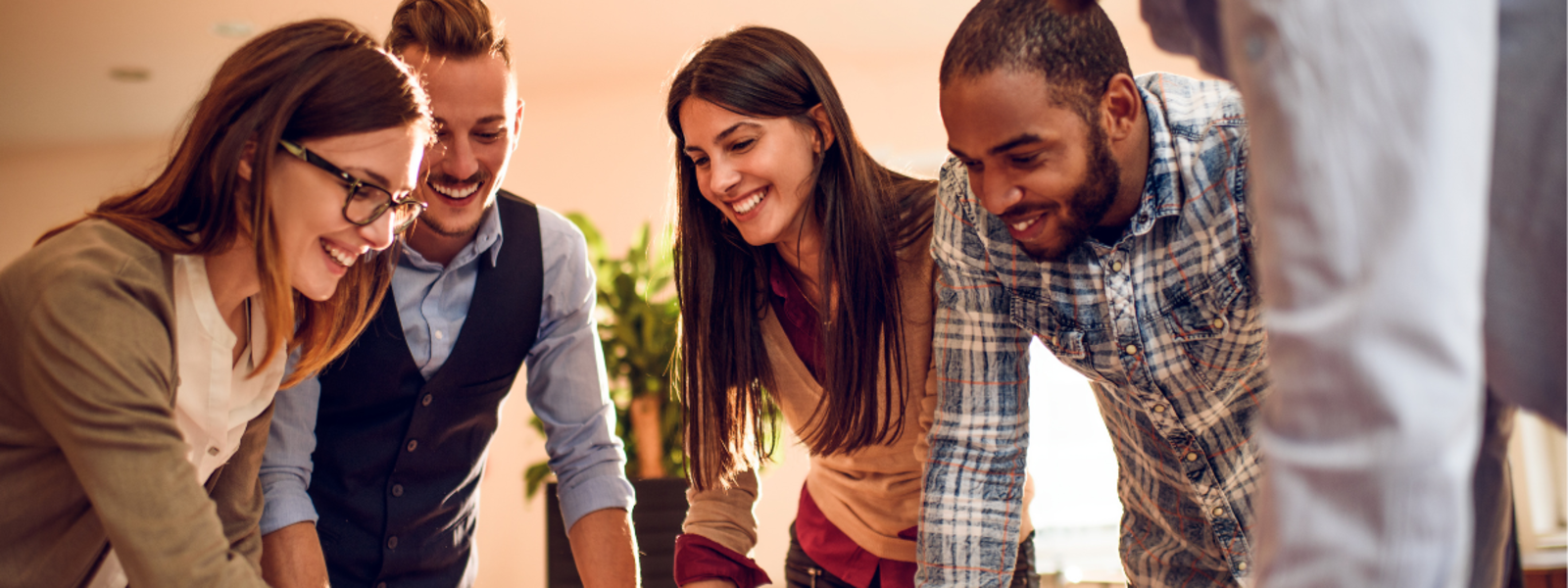 csapatjátékos kollégák az irodában