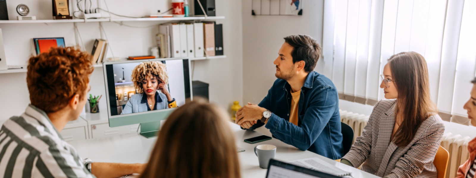 Munkavállalók hibrid munkavégzés közben