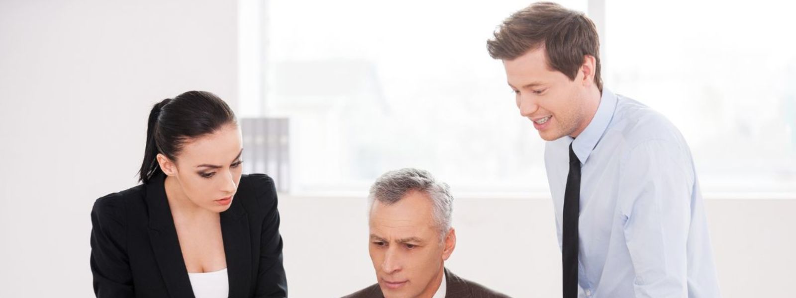 mikromenedzser ellenőrzi az alkalmazottat munka közben