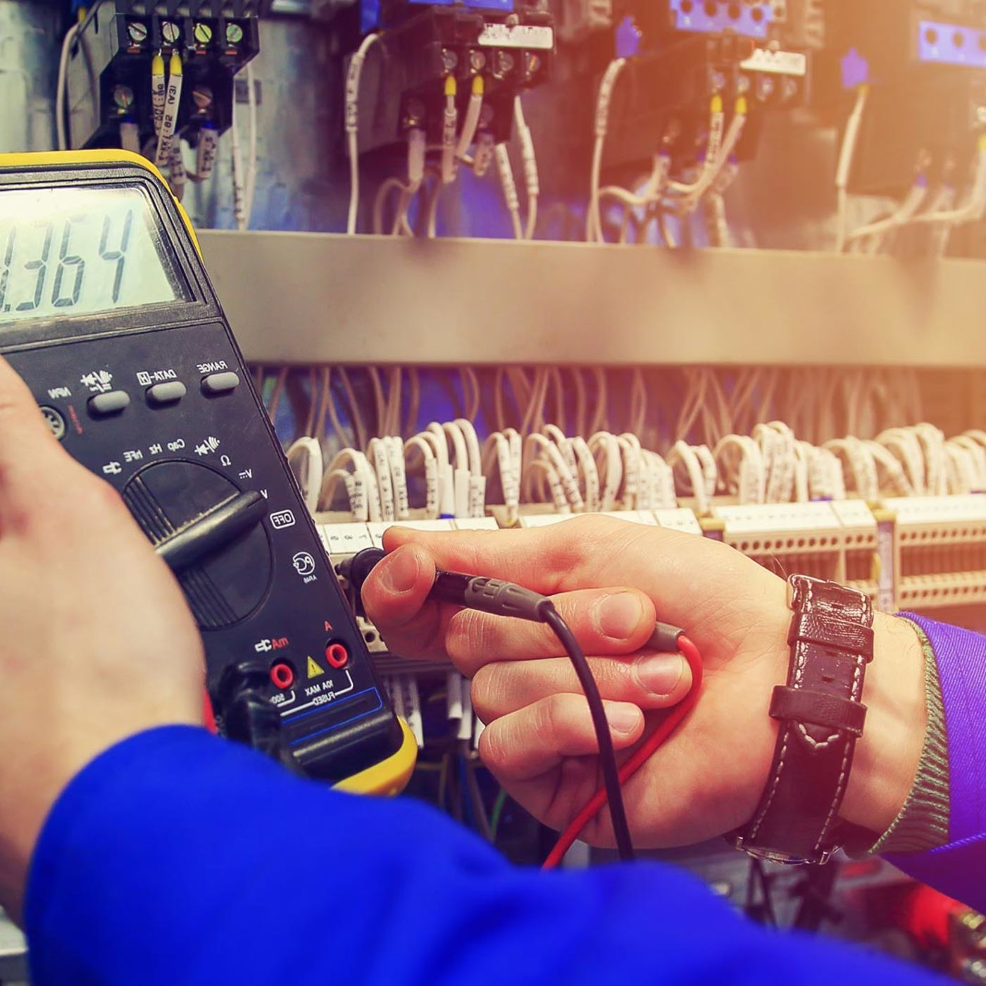 Villanyszerelő, gyengeáramú, erősáramú villanyszerelő munkák. Pályakezdő állások. 