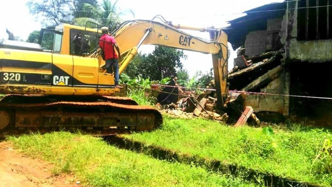 Anambra Govt Demolishes Partially Collapsed Building That Killed Husband & Wife Anambra Govt Demolishes Partially Collapsed Building That Killed Husband & Wife
