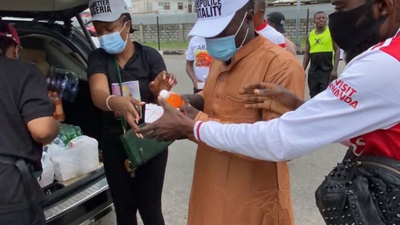 EndSARS: Omoni Oboli, Chioma Akpotha Share Food & Drinks To Protesters In Lagos EndSARS: Omoni Oboli, Chioma Akpotha Share Food & Drinks To Protesters In Lagos
