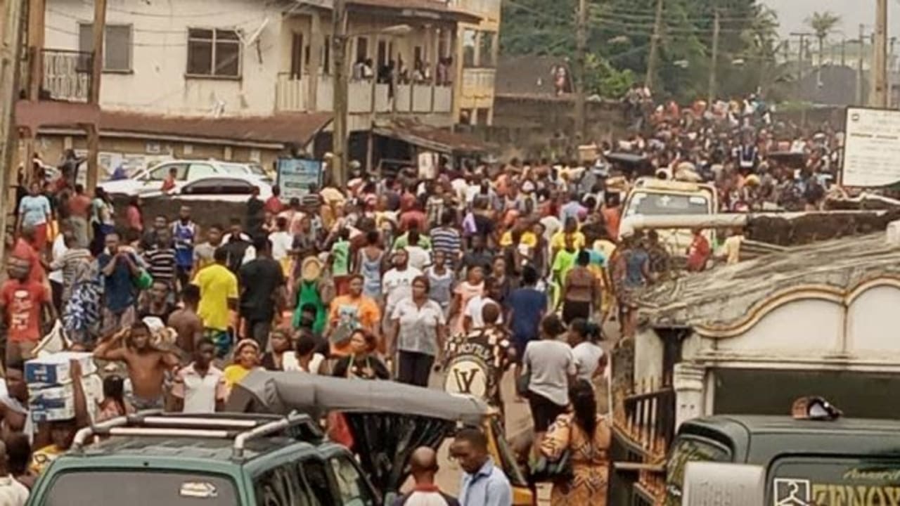 #EndSARS: Residents loot COVID-19 palliatives in Benin #EndSARS: Residents loot COVID-19 palliatives in Benin