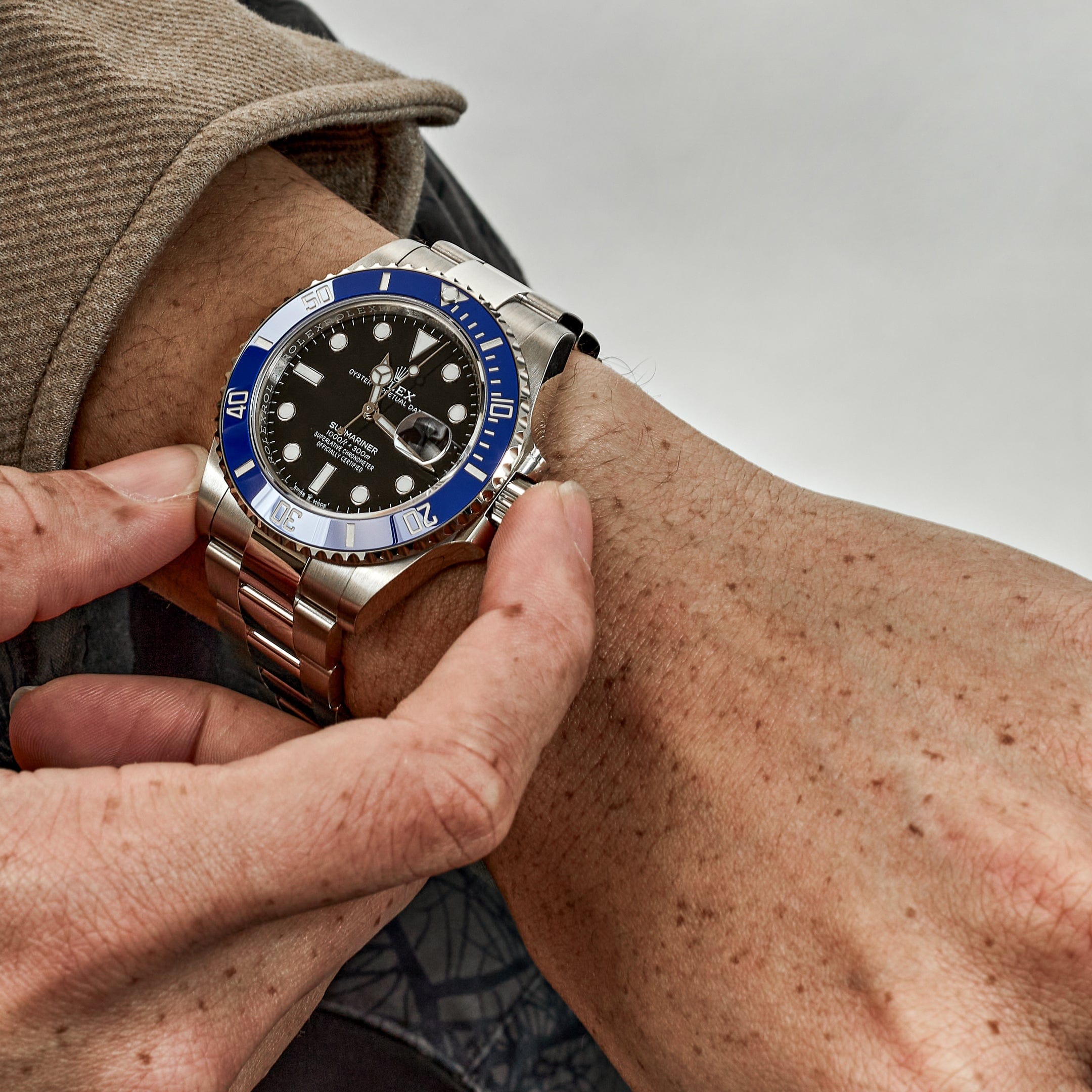 Submariner Date White Gold Black Dial 41mm Product Image 8