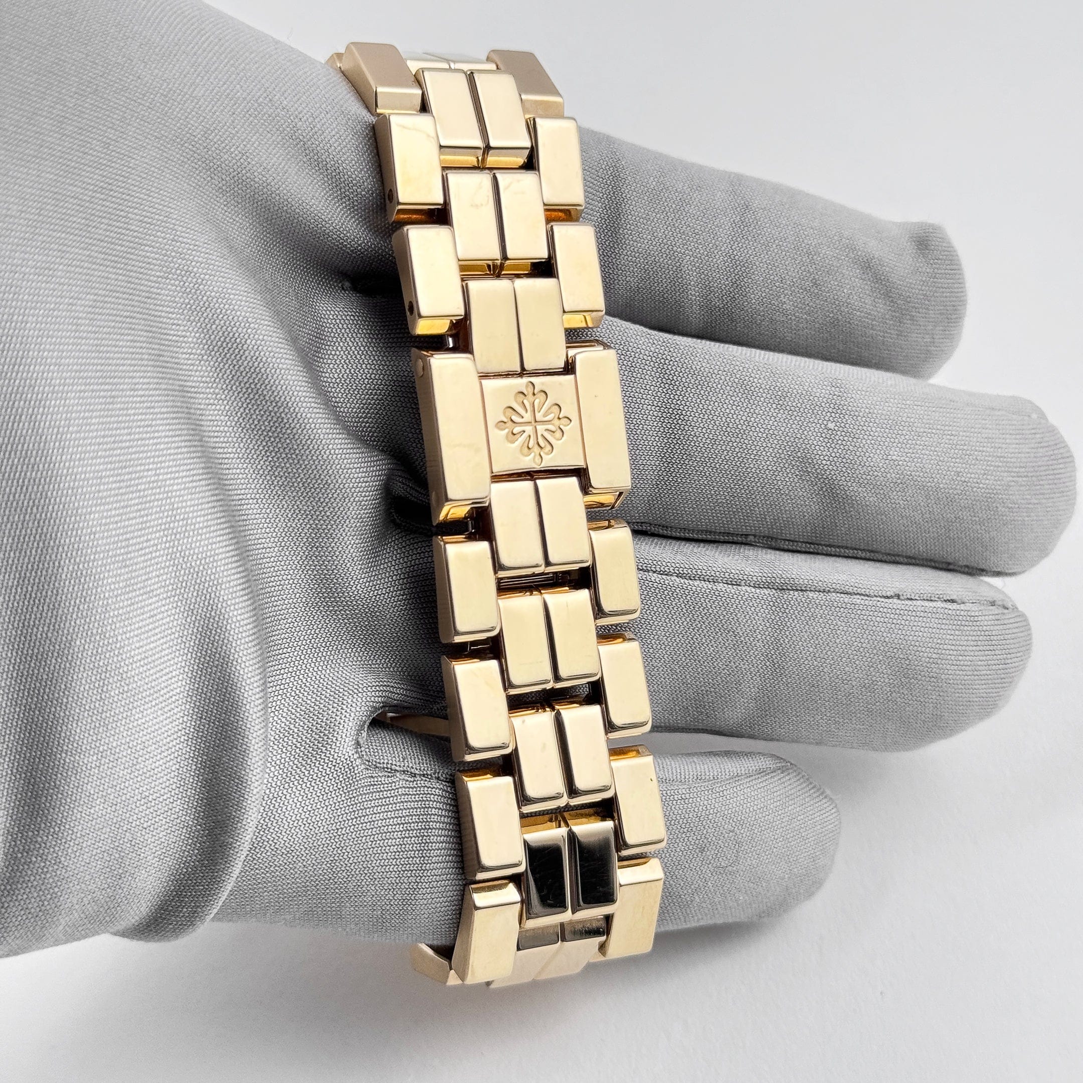 Aquanaut Yellow Gold Black Dial 34mm Product Image 9