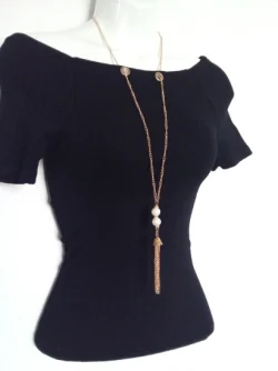 Blusa con collar colgante