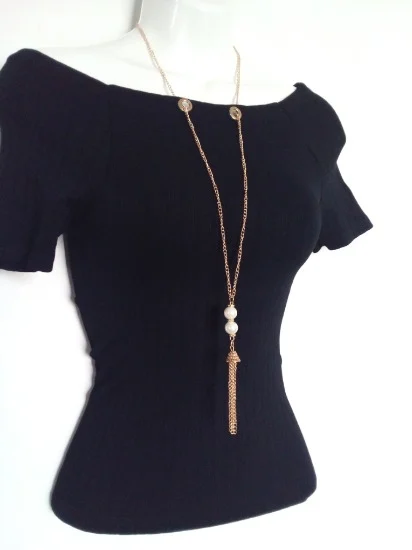 Blusa con collar colgante