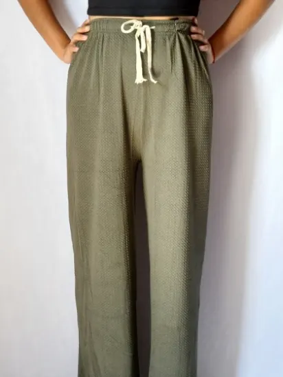 Pantalón fresco con textura patron de diamante