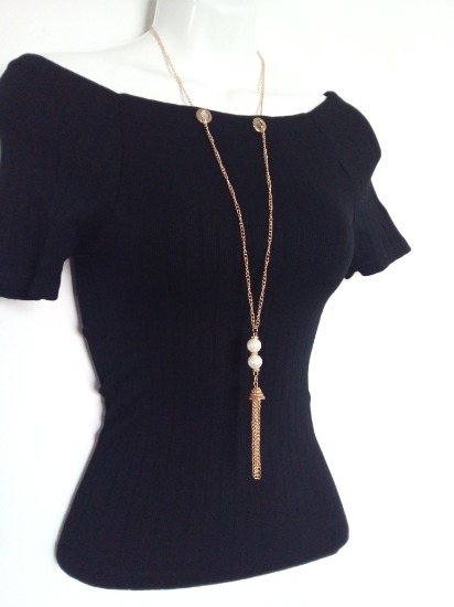 Blusa con collar colgante