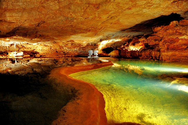 Caverna com lagoa.