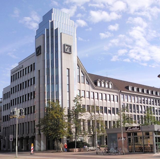 Estabelecimento bancário: Fachada do Deutsche Bank.