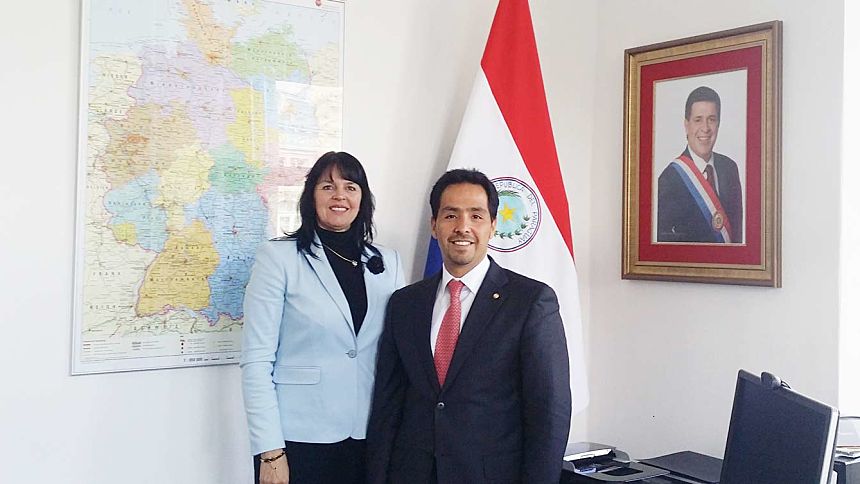 El Embajador Fernando Ojeda y la Secretaria Ejecutiva del Centro Universitario de Baviera para América Latina (BAYLAT), Señora Irma de Melo-Reiners