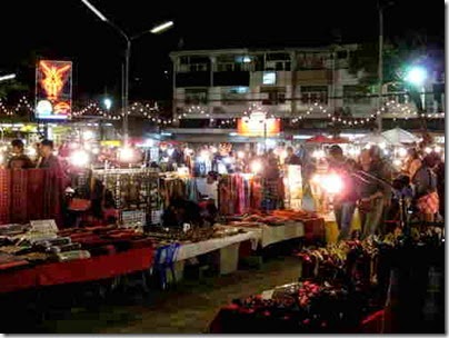 السوق الليلي في شيانج ماي - الصورة من موقع thailand.sea7htravel