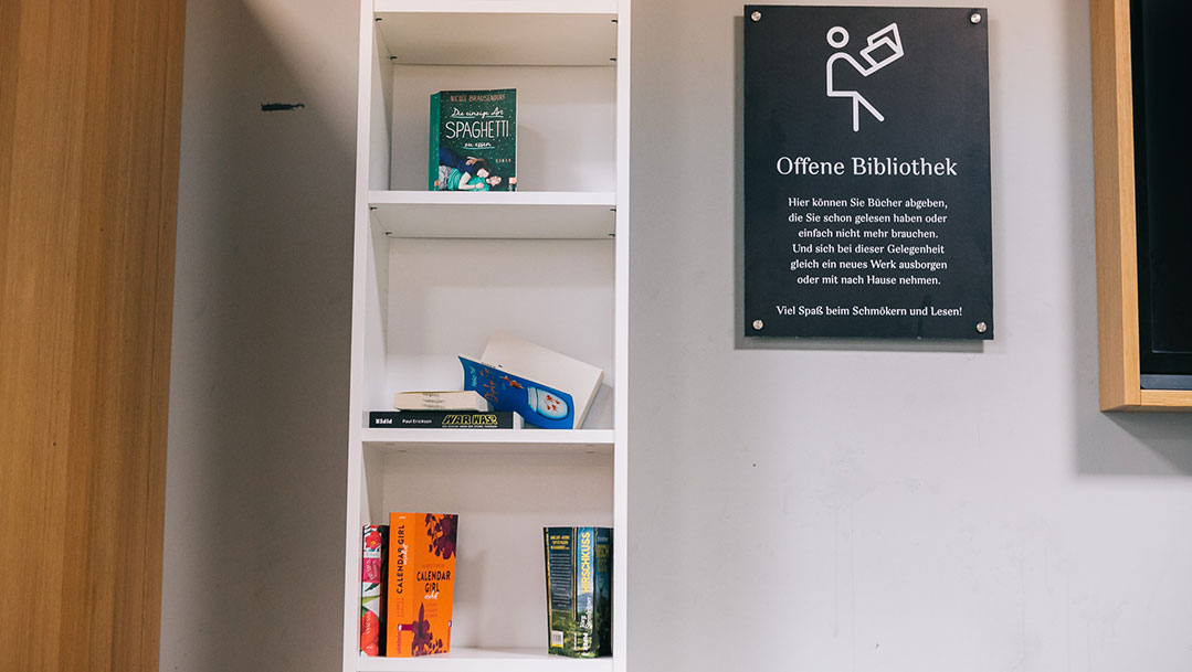 Ganz neu: der offene Bücherschrank in der VIP LOUNGE! Ganz neu: der offene Bücherschrank in der VIP LOUNGE!