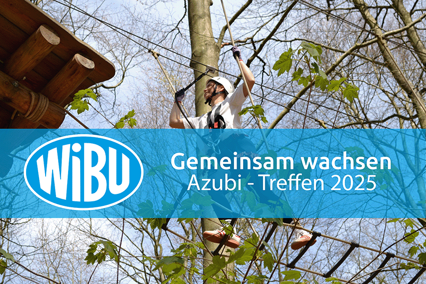 Junge Frau im Klettergarten aus Froschperspektive. Banner quer über das Bild mitWiBU Logo und Schriftzug Gemeinsam wachsen Azubi Treffen 2025