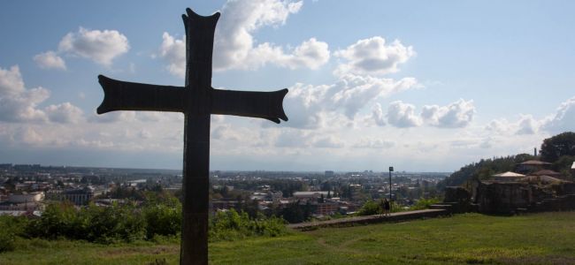 Крест у храма Баграта