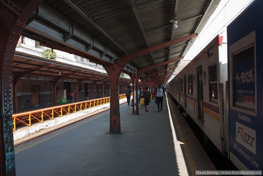 Платформа станции Jakarta Kota