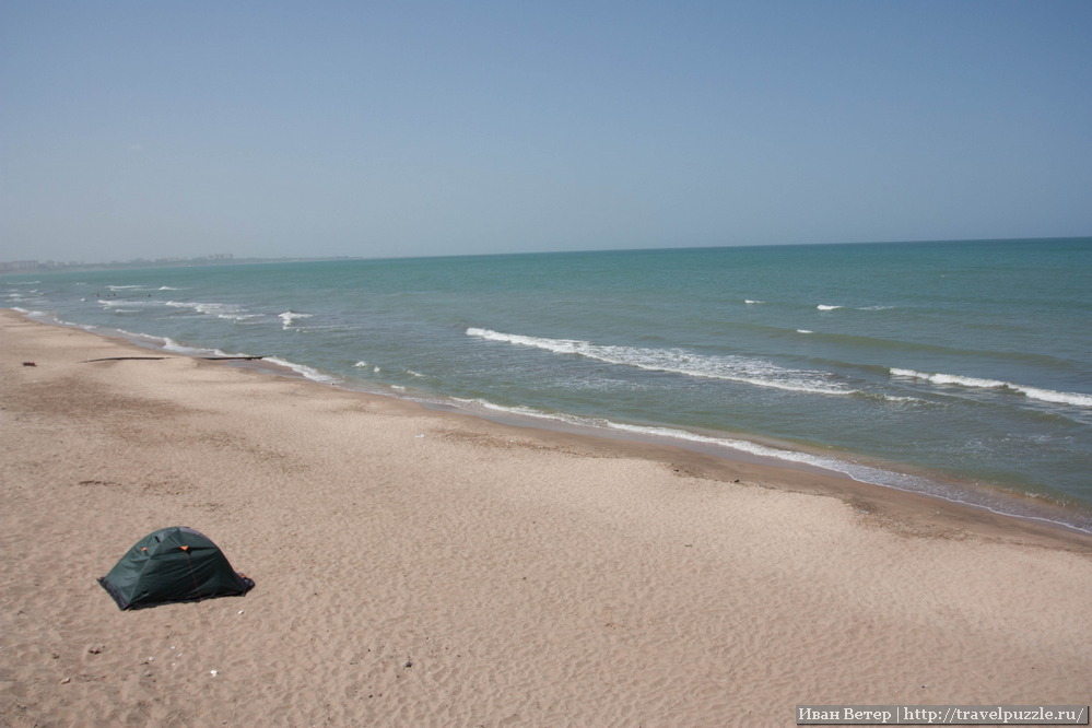Наша палатка на берегу Каспийского моря