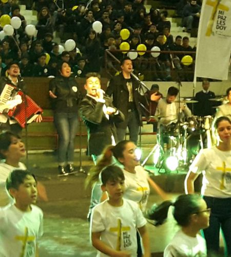 Américo canta el himno oficial<br> de la Visita del Papa Francisco