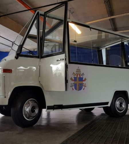Duoc UC reparó “papamóvil” utilizado por Juan Pablo II en su visita a Chile