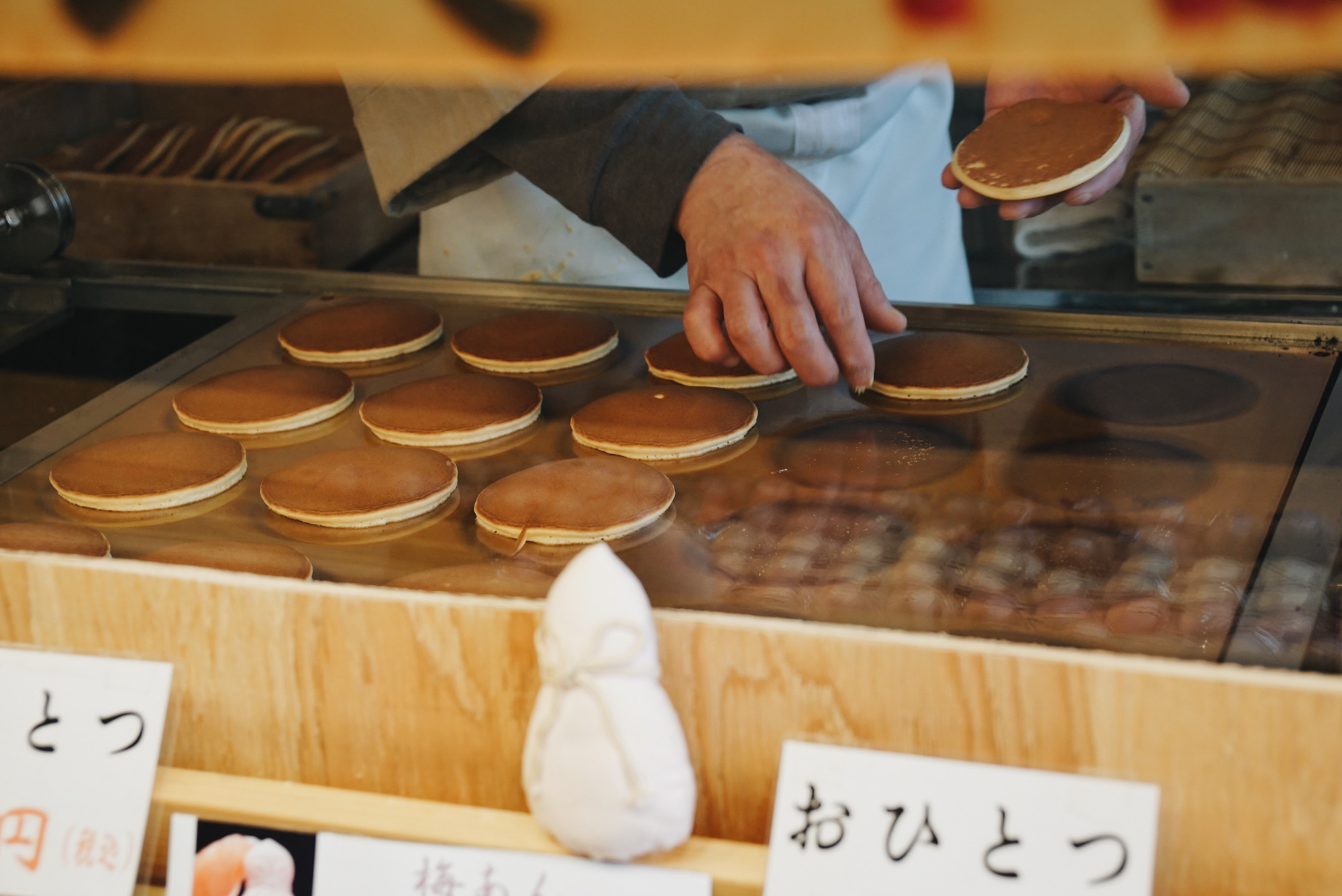 東京巢鴨｜現點現烤還可以夾草莓鮮奶油的豪華版銅鑼燒 · 老店元祖千成もなか本舗巢鴨店