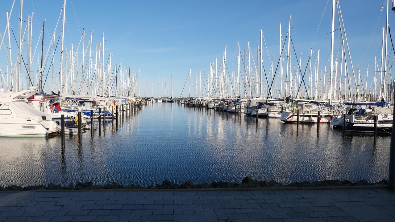 Sailing camp for youth in Masuria – adventure, learning, and integration on the sailing vessel "Biegnąca po falach" (Running on the Waves). Sailing camp for youth in Masuria – adventure, learning, and integration on the sailing vessel "Biegnąca po falach" (Running on the Waves).