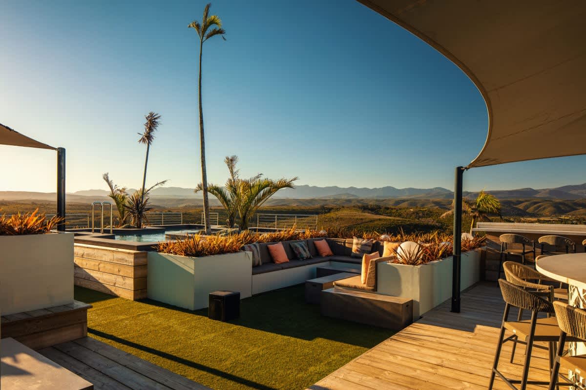 The Sky Villa Boutique Hotel OR The Bungalow Plett SPECIAL: 2 Nights Stay for 2 + Breakfast & Dinner Voucher + Golf at Goose Valley Golf Club + Cart!