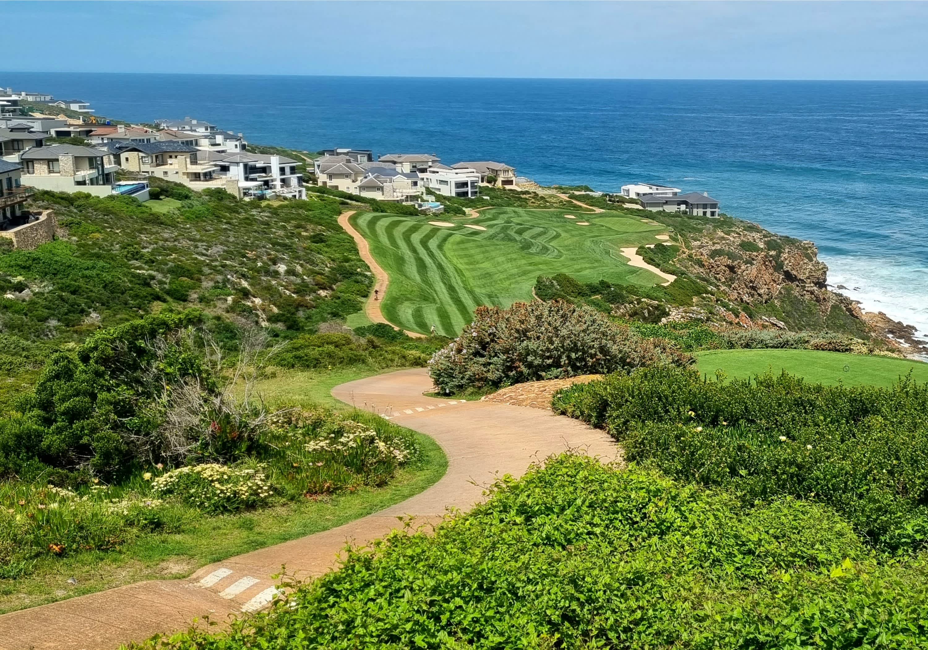 GOLF TOUR - 4 Ball + Carts at PINNACLE POINT GOLF COURSE + 2 Night Stay for 4 at HARTENBOS RIVER LODGE in Mossel Bay!