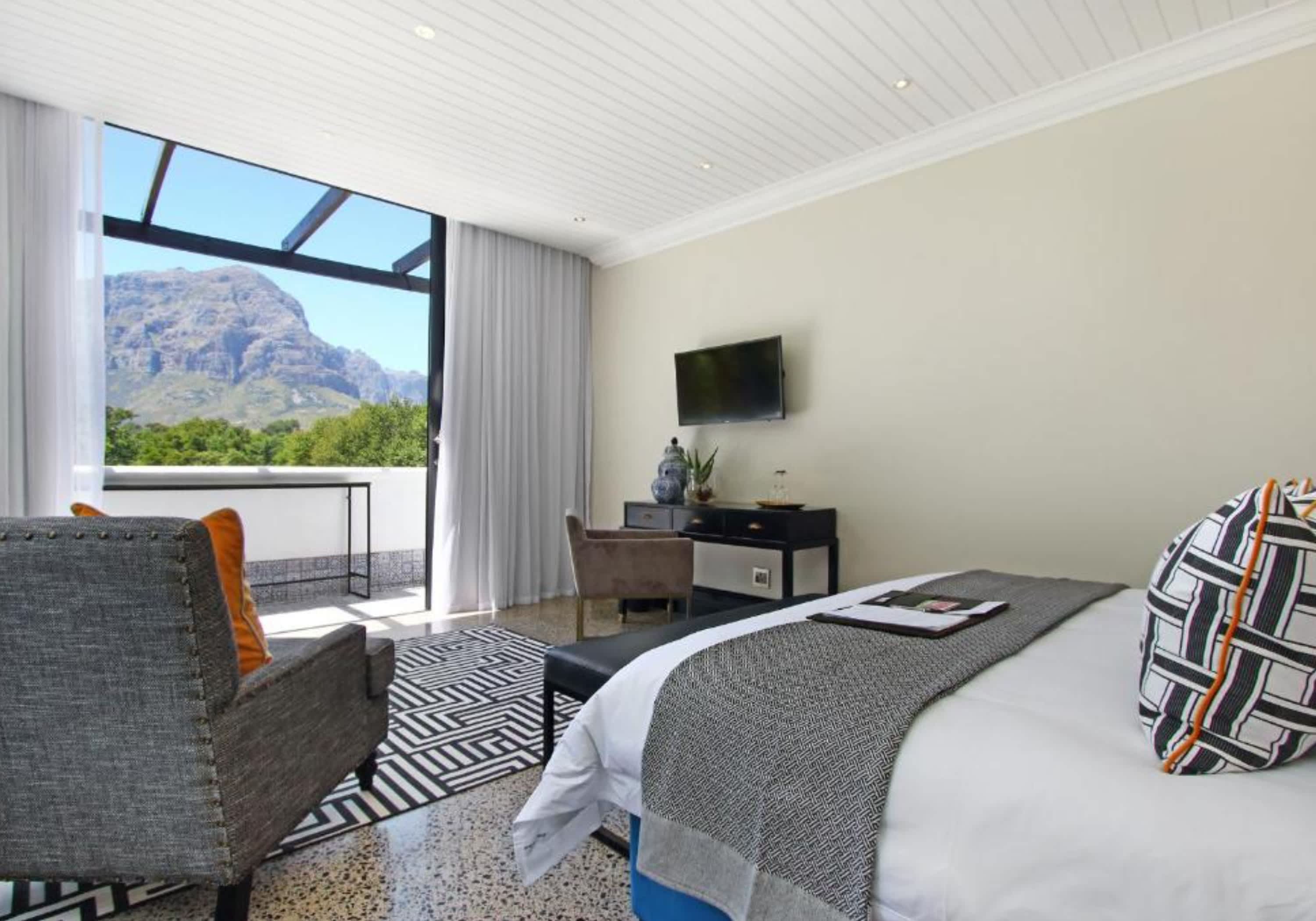 5* MolenVliet Vineyards, Banghoekrivier, in the heart of the Stellenbosch Wine country: 1 Night Luxury Stay for 2 + Breakfast!