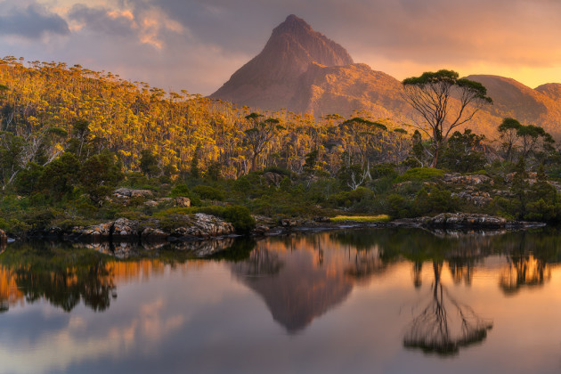 A telephoto lens was used to ‘compress’ the apparent distance between Mount Gould and the trees lining the banks of Lake Selene. Sony A7R II, Canon 70-200mm f4 lens, 1/5s @ f/11, ISO 100, tripod. Nisi 3-stop, soft-edged GND and CPL filters. Contrast and colour adjustments in Photoshop.