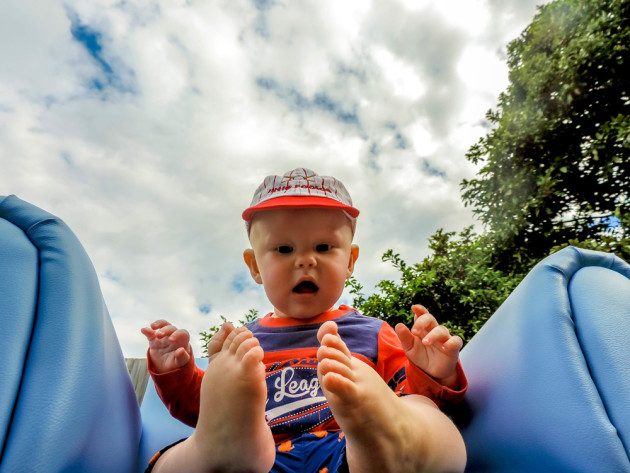 Boy finds feet © Vanessa