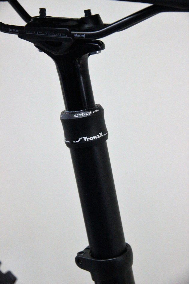 Neat looking one-piece head on the TranzX dropper.