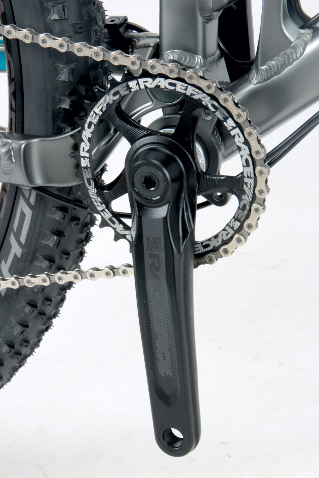 With their Cinch direct-mount chainring system, the Race Face Affect cranks are a cool addition on the A9.1.