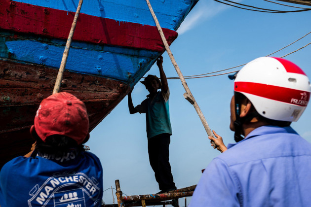 Men painting and restoring an old ship in Central Vietnam. Having a small camera meant I could get in nice and close to take this picture without interrupting them. It could have also been shot have also been taken from afar with a telephoto, however, it’s more rewarding working for your shots than firing shots from the sideline. Fujifilm X100S, 35mm f/2, 1/2000s @ f4, 200 ISO, handheld. Curves and saturation adjustment in Adobe Photoshop CC.