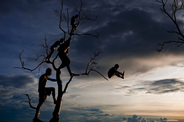 A late-afternoon family outing in Papua New Guinea sees boys jumping from trees into Lake Murray. Time for one more turn before the sun sets. 2nd Prize - Happiness. © Brent Stirton (South Africa).