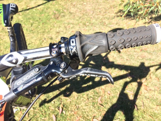 The Jekyll features two travel settings; 95mm or 160mm. These modes are usually swapped via a bar mounted lever but Clementz employs a left-hand grip shifter instead—he finds it easier to use. The Reverb dropper post lever is underneath on the left side of the handlebar and Jerome also runs his brake levers up a bit higher
than most (i.e. not angled down as much); he feels this works better on steep descents.