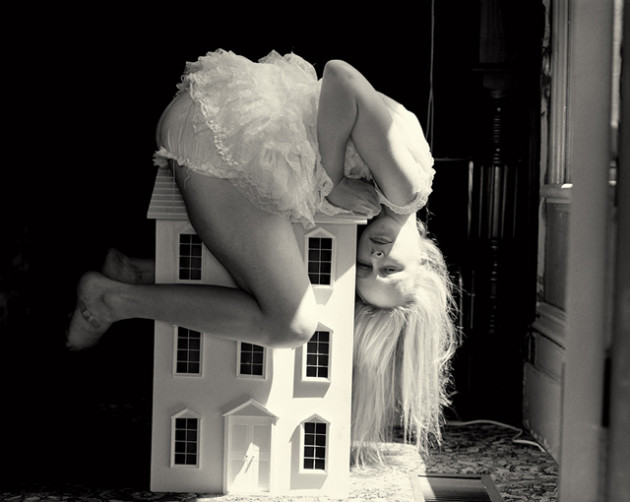 Trust, 2008. Type C. 85x107cm. © Christopher Koller