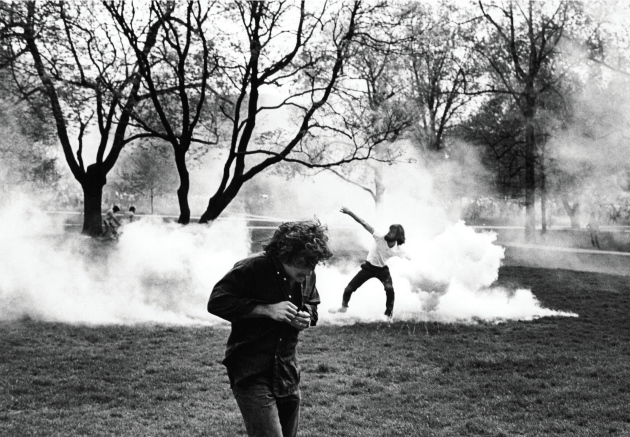 © Ken Light. Throwing
back tear gas
canister –
protesting
the Cambodia
invasion,
Ohio, 1970.