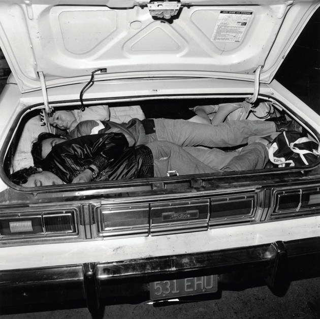© Ken Light. Indocumentados
discovered in the
trunk of a car
abandoned by
their “coyote”/
smuggler, U.S.
Border, San
Ysidro, California.