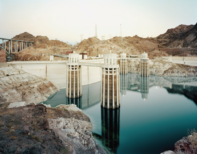 Hoover Dam,
United States.
One of the largest
artificial structures on
the planet, the dam
supplies a significant
part of the western US
with renewable energy.
It has diverted the
Colorado River,
regulating its flow for
agricultural use, and
causing significant
ecological damage. © Michael Hall.