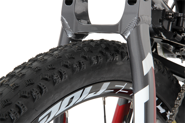 While there’s plenty of vacant space on the sides, there’s not a lot of vertical clearance—it could get tight if you want to mount big-bag tyres.