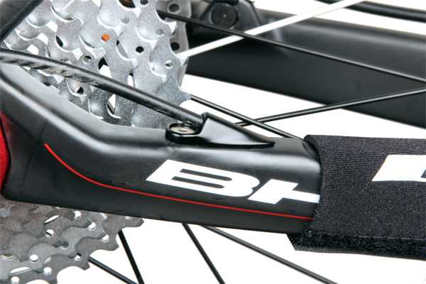 The rear derailleur cable runs internally for the entire length of the frame and only pops out at the dropout. Aesthetically it’s a very tidy setup. 