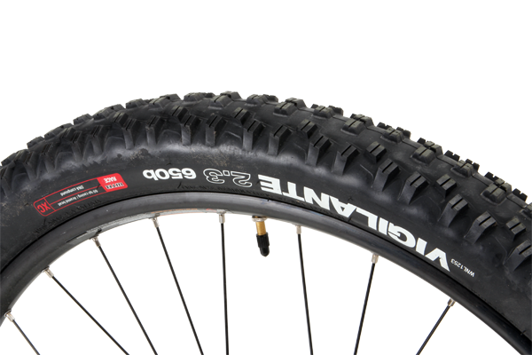 While it’s the slightly less grippy than the Team model that we reviewed previously, the Vigilante tyres offer great traction in a wide range of conditions.